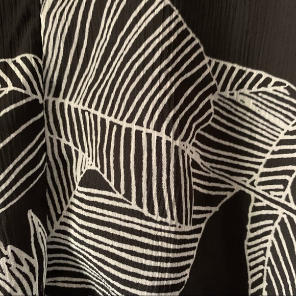 Express Tie Front Black & White Tropical Palm Print Blouse - Medium - Picture 6 of 9